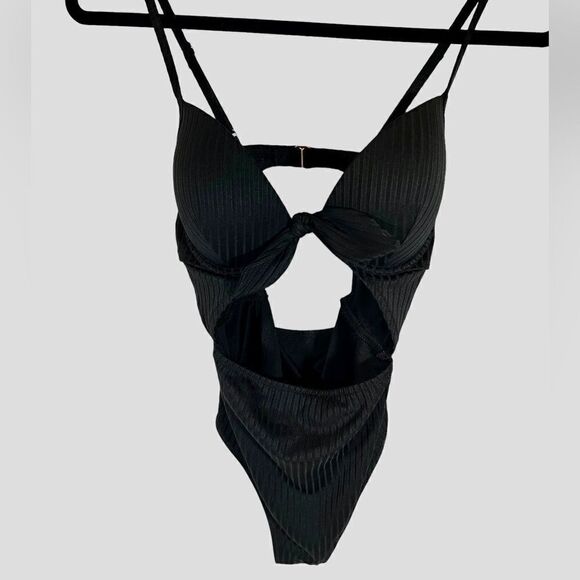 Sexy 34C Black Ribbed One Piece Swimsuit Padded Adjustable Straps Belly Cutout - Picture 2 of 5